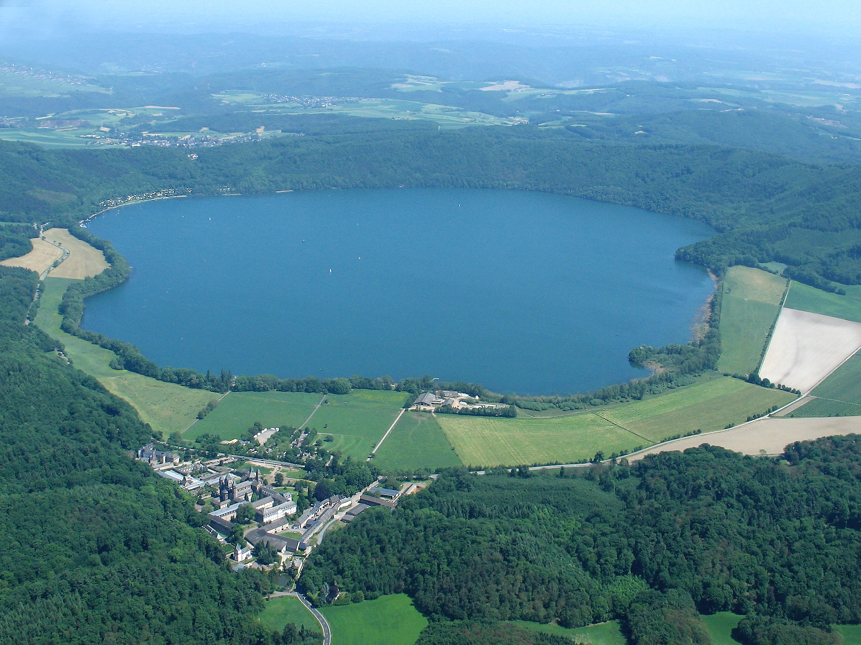 Какие озера находятся в европе. Озеро Лаах в Германии. Айфель Германия вулкан. Германия озеро Штессензее. Озеро Айфель.