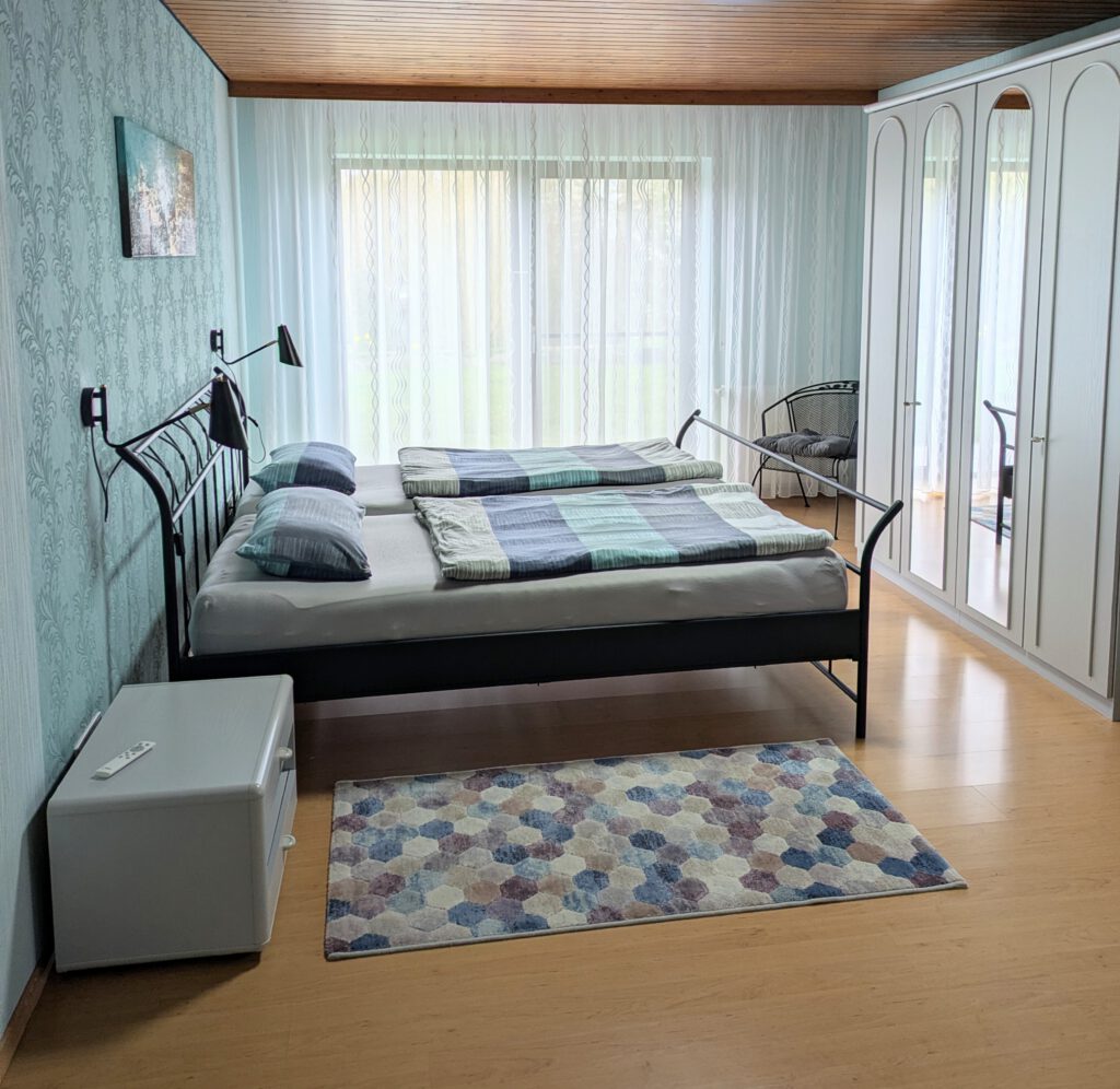 Schlafzimmer / Bedroom