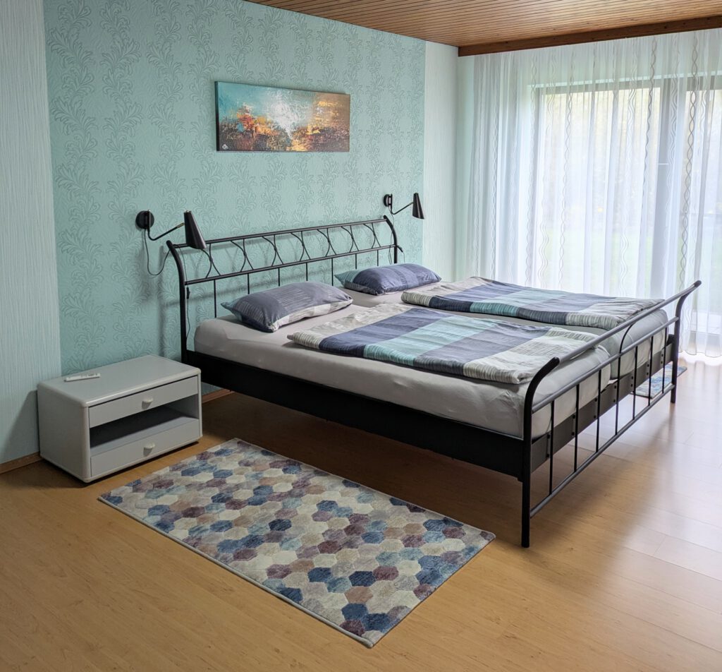 Schlafzimmer / Bedroom